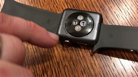 how to remove apple watchband